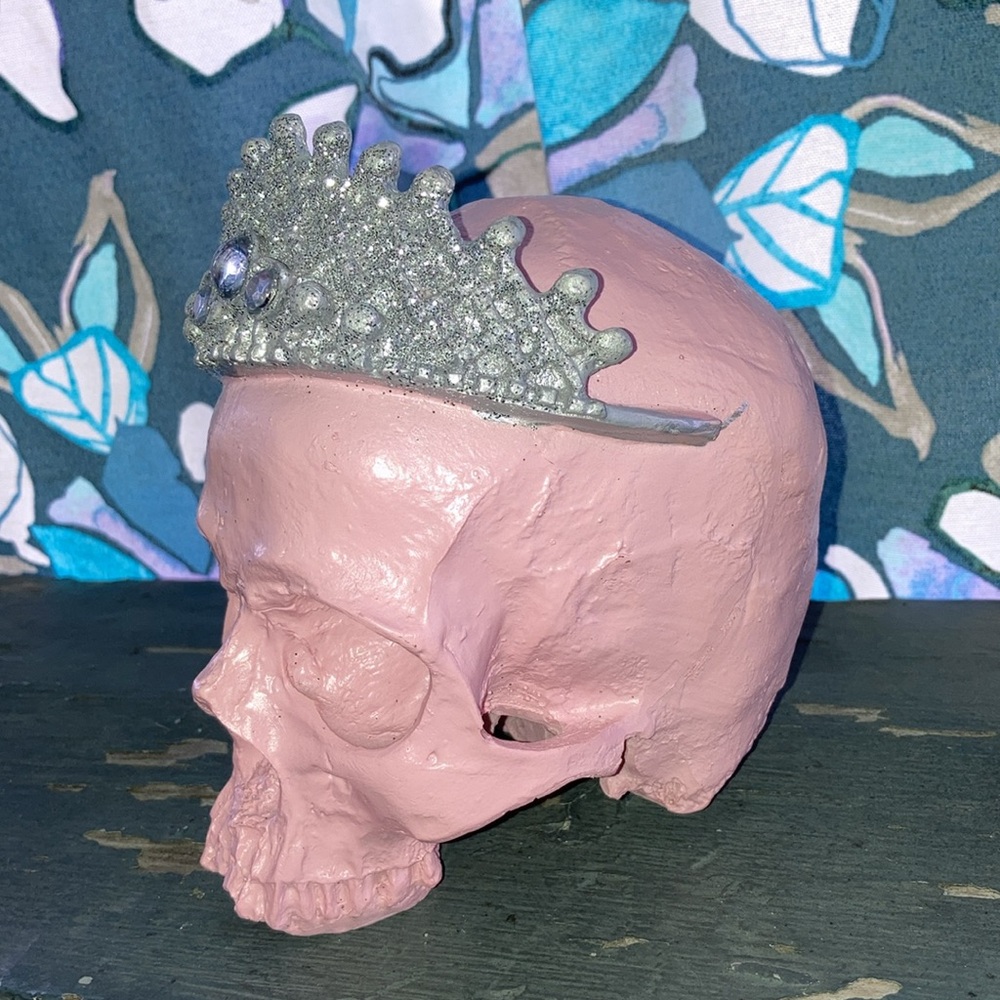 Halloween decorative Skull Sculpture Silver sparkle Crown bubblegum pink goth - Picture 7 of 16